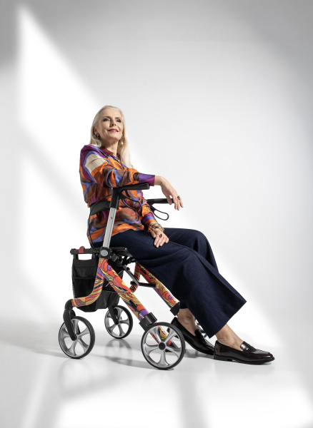 Rehasense Space LX Rollator Flower, der Leichtgewichtrollator im verspielten Flower Design